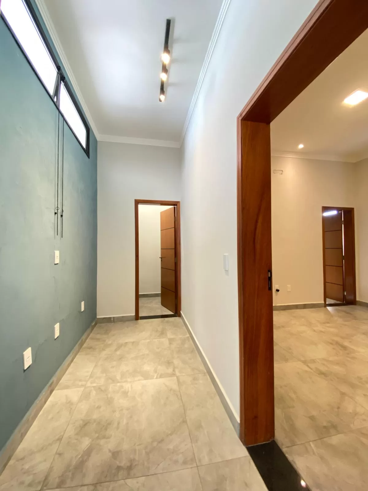 Casa à Venda com 3 suítes, escritório, piscina e banheira de hidromassagem, 243m² em Votorantim/SP no Condomínio Alphaville Nova Esplanada