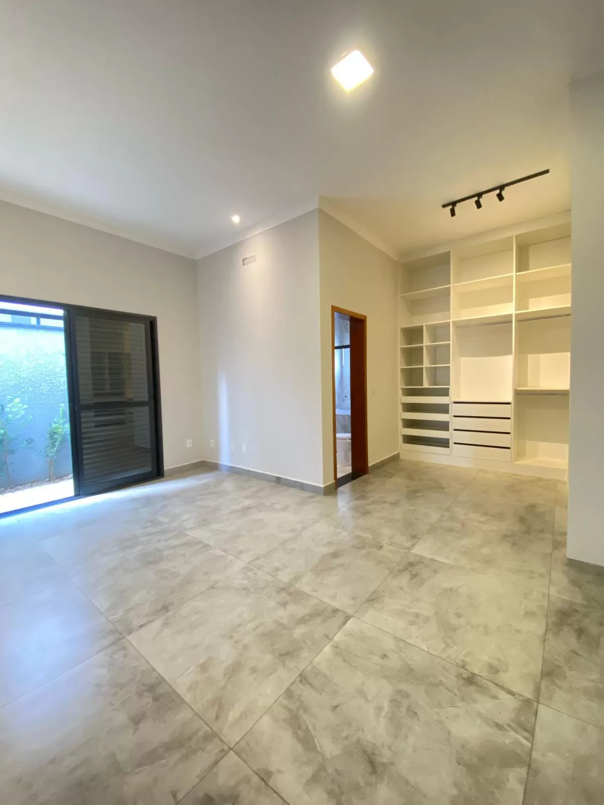 Casa à Venda com 3 suítes, escritório, piscina e banheira de hidromassagem, 243m² em Votorantim/SP no Condomínio Alphaville Nova Esplanada
