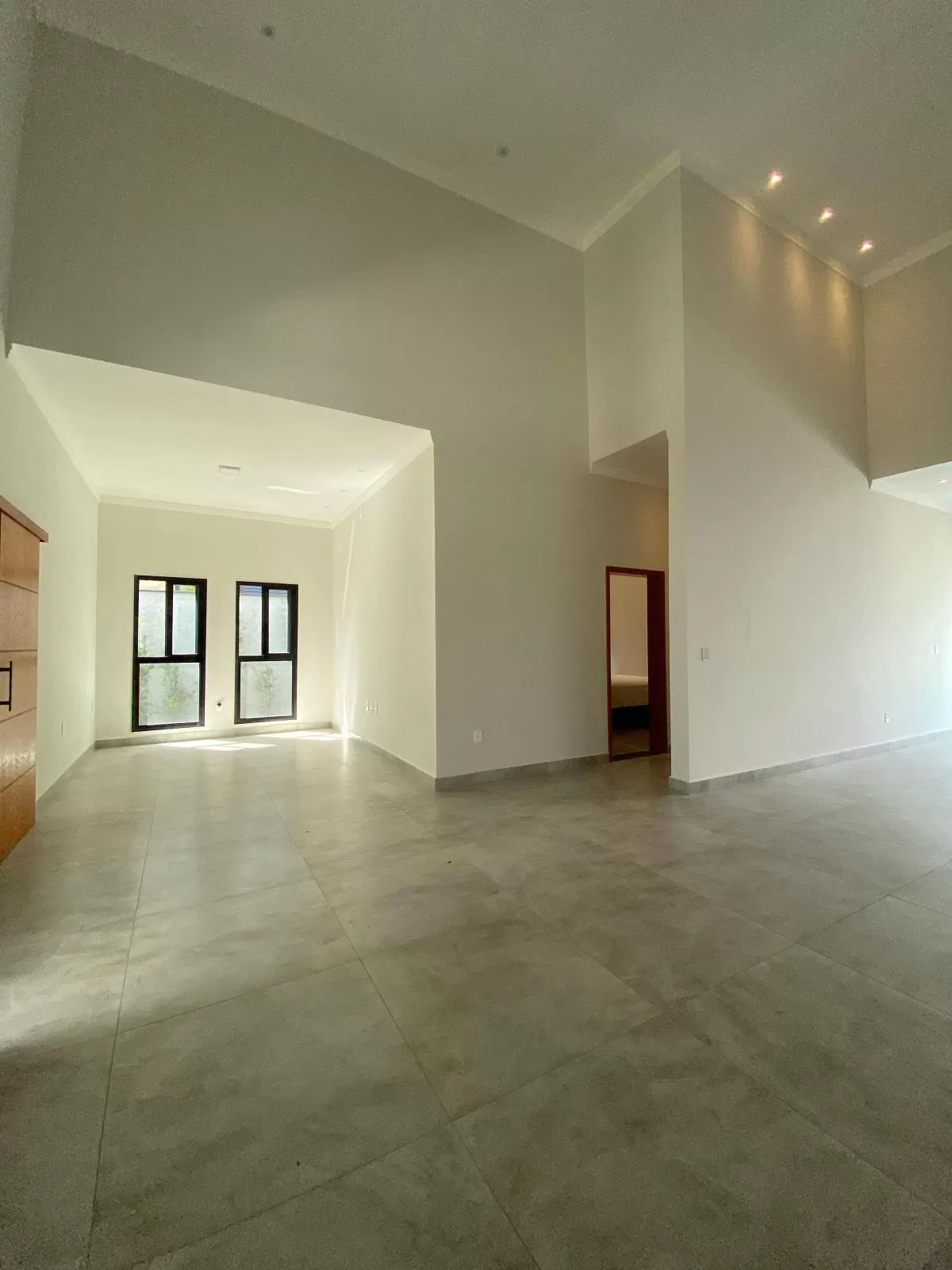 Casa à Venda com 3 suítes, escritório, piscina e banheira de hidromassagem, 243m² em Votorantim/SP no Condomínio Alphaville Nova Esplanada