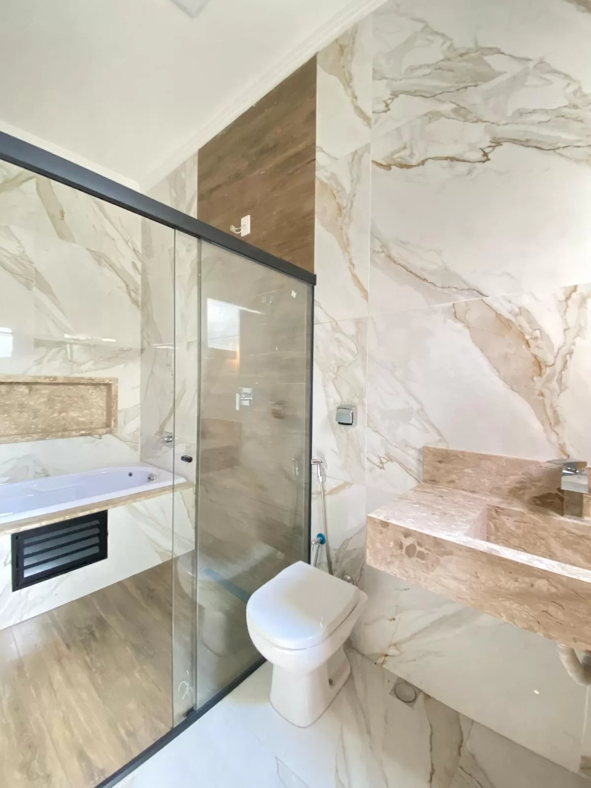 Casa à Venda com 3 suítes, escritório, piscina e banheira de hidromassagem, 243m² em Votorantim/SP no Condomínio Alphaville Nova Esplanada