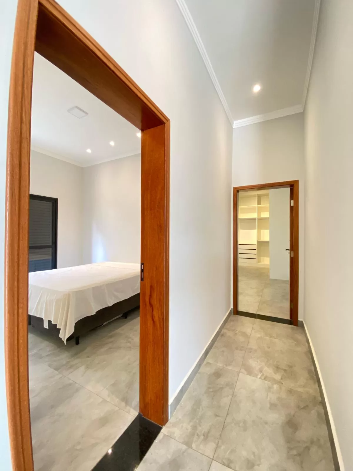 Casa à Venda com 3 suítes, escritório, piscina e banheira de hidromassagem, 243m² em Votorantim/SP no Condomínio Alphaville Nova Esplanada
