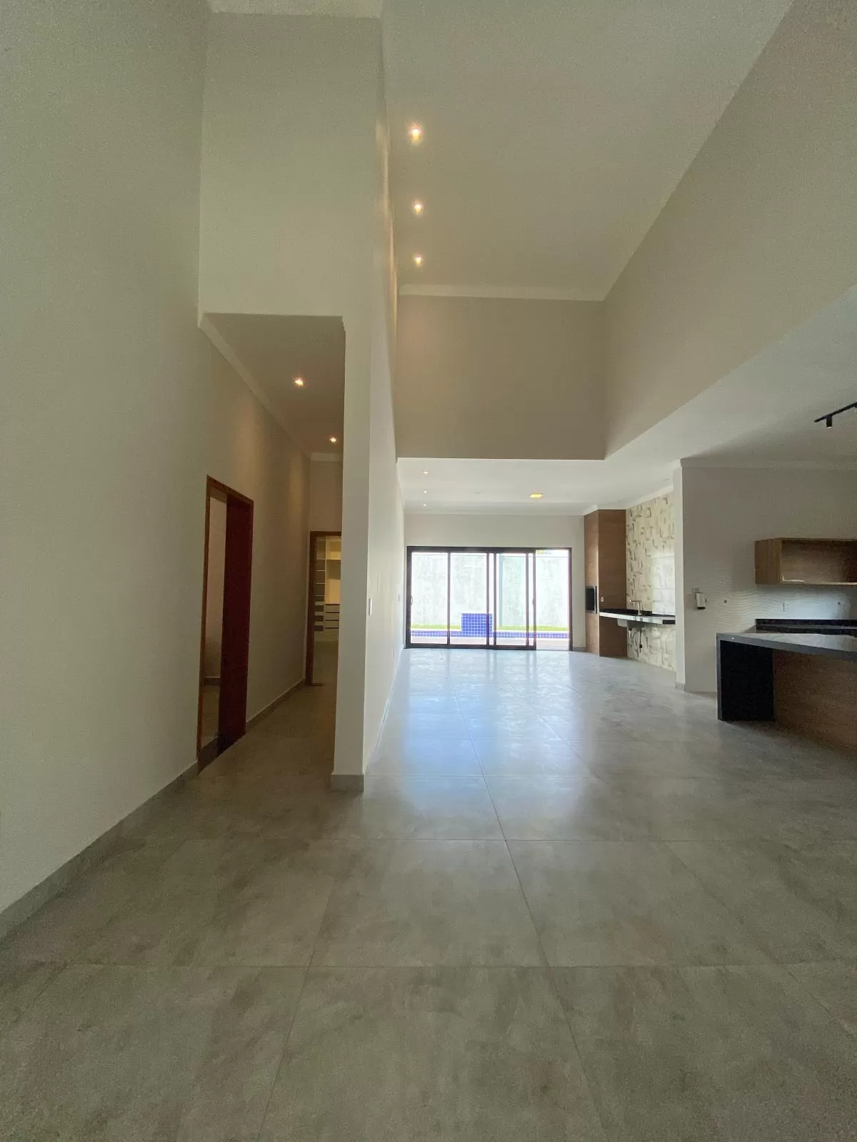 Casa à Venda com 3 suítes, escritório, piscina e banheira de hidromassagem, 243m² em Votorantim/SP no Condomínio Alphaville Nova Esplanada