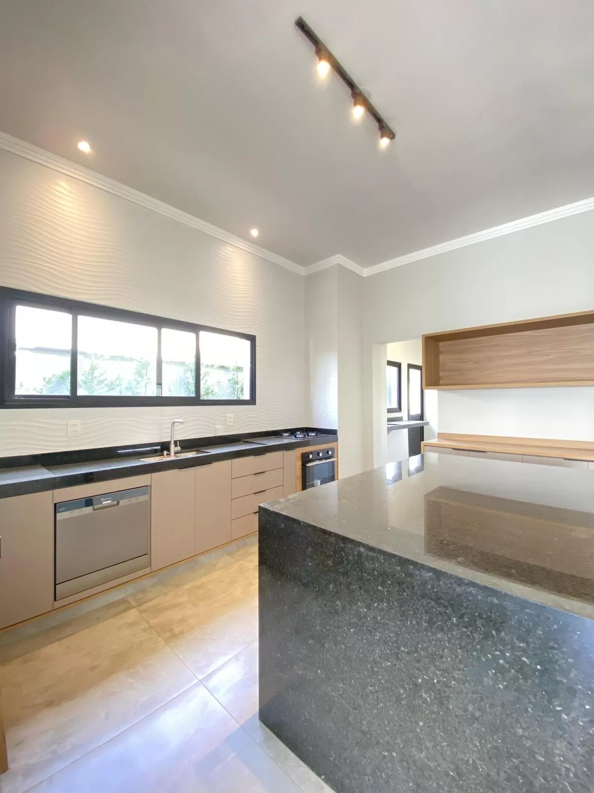 Casa à Venda com 3 suítes, escritório, piscina e banheira de hidromassagem, 243m² em Votorantim/SP no Condomínio Alphaville Nova Esplanada