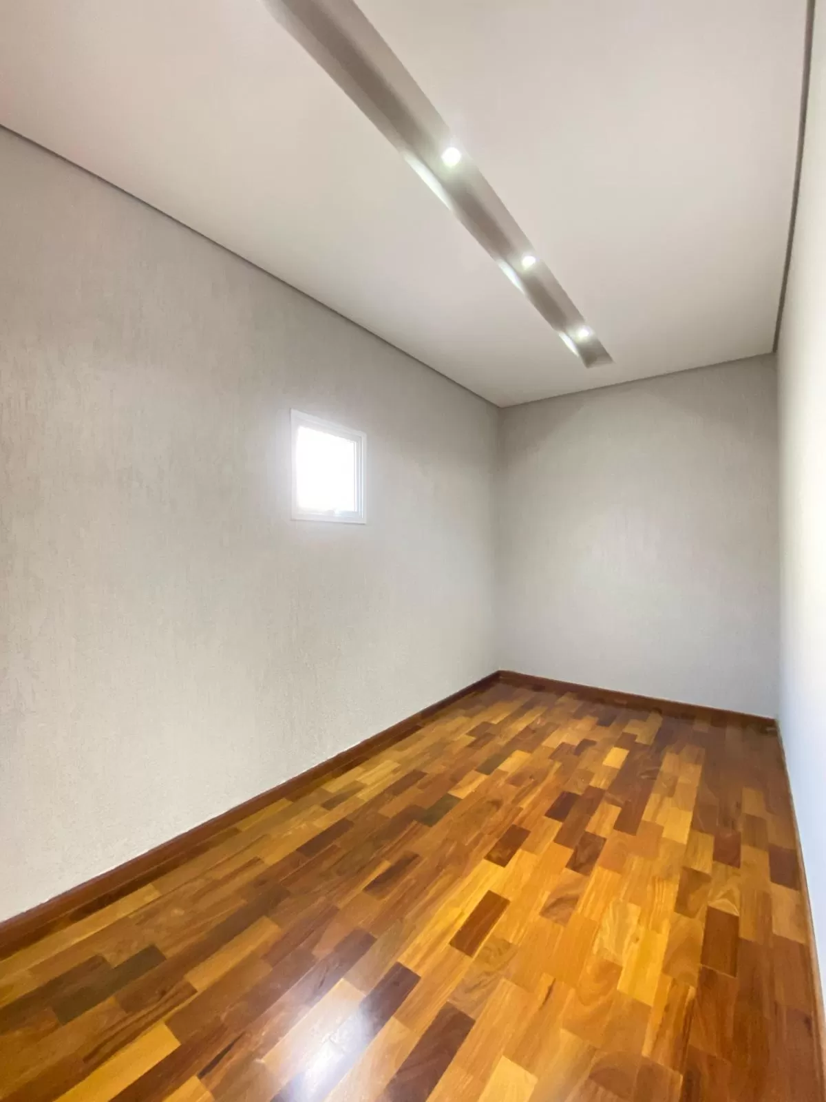 Sobrado à Venda com 4 suítes, escritório e piscina aquecida, 400m² em Votorantim/SP no Condomínio Alphaville Nova Esplanada