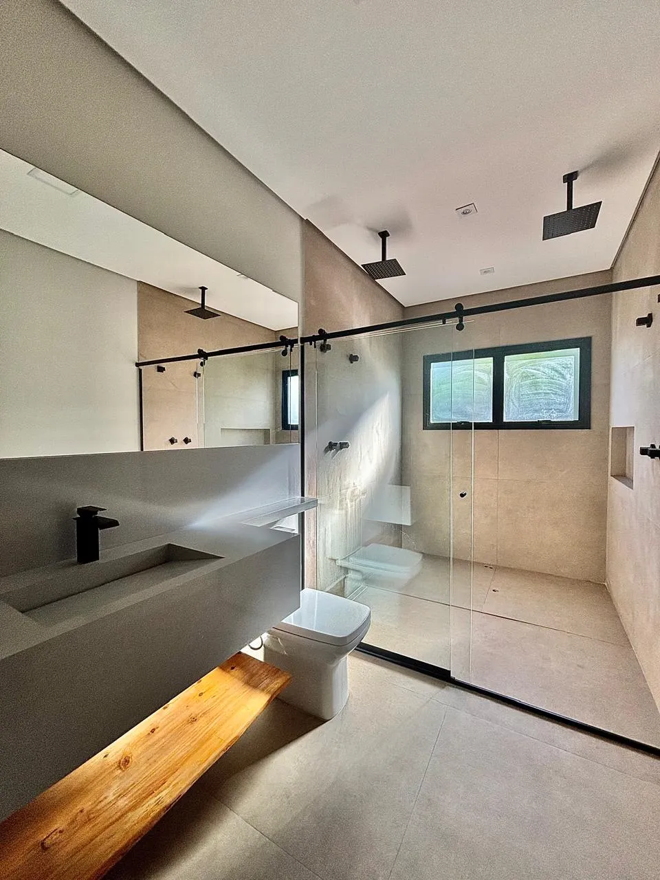 Sobrado à Venda com 4 suítes, móveis planejados e sala de home-theater, 342m² no Condomínio Alphaville Nova Esplanada 4 em Votorantim/SP