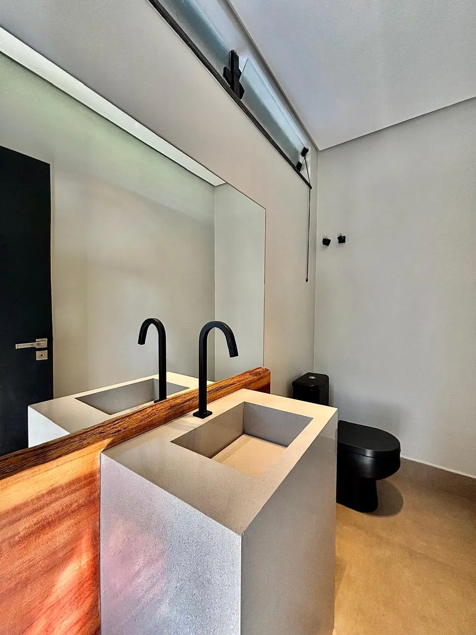 Sobrado à Venda com 4 suítes, móveis planejados e sala de home-theater, 342m² no Condomínio Alphaville Nova Esplanada 4 em Votorantim/SP