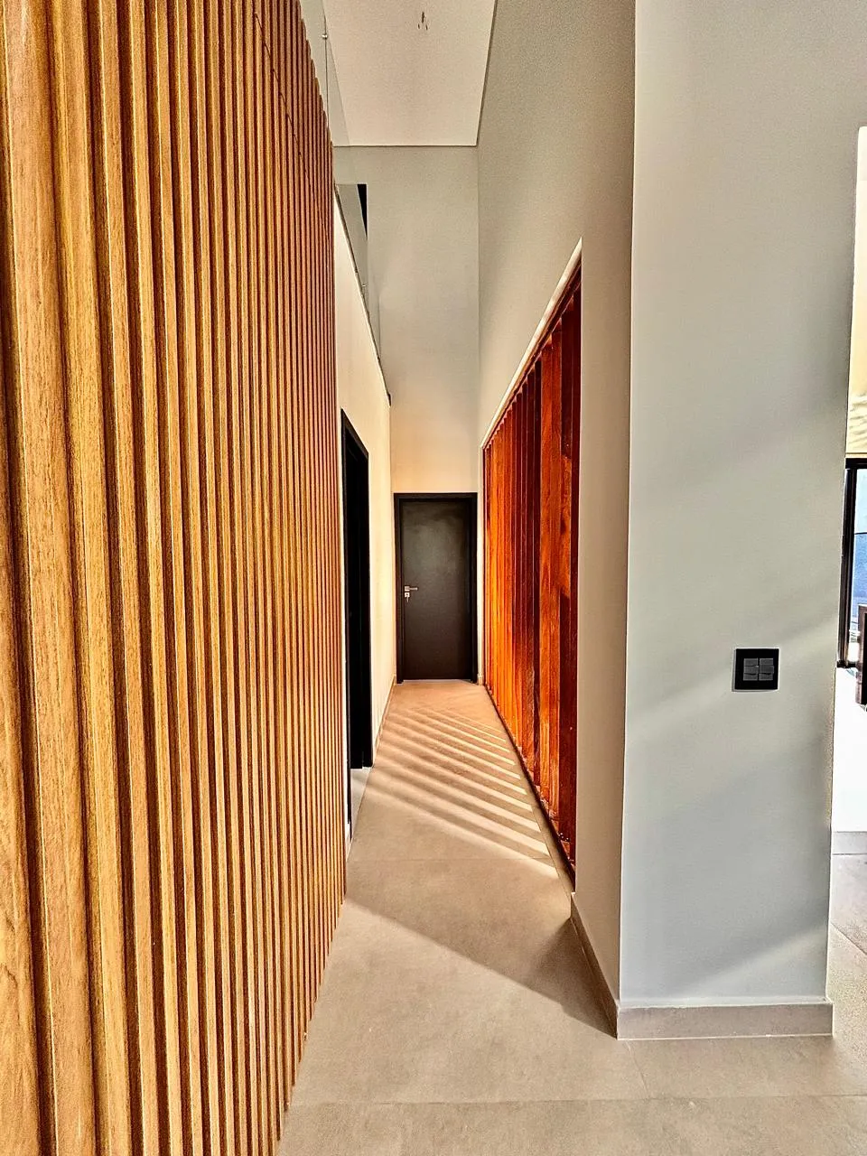 Sobrado à Venda com 4 suítes, móveis planejados e sala de home-theater, 342m² no Condomínio Alphaville Nova Esplanada 4 em Votorantim/SP