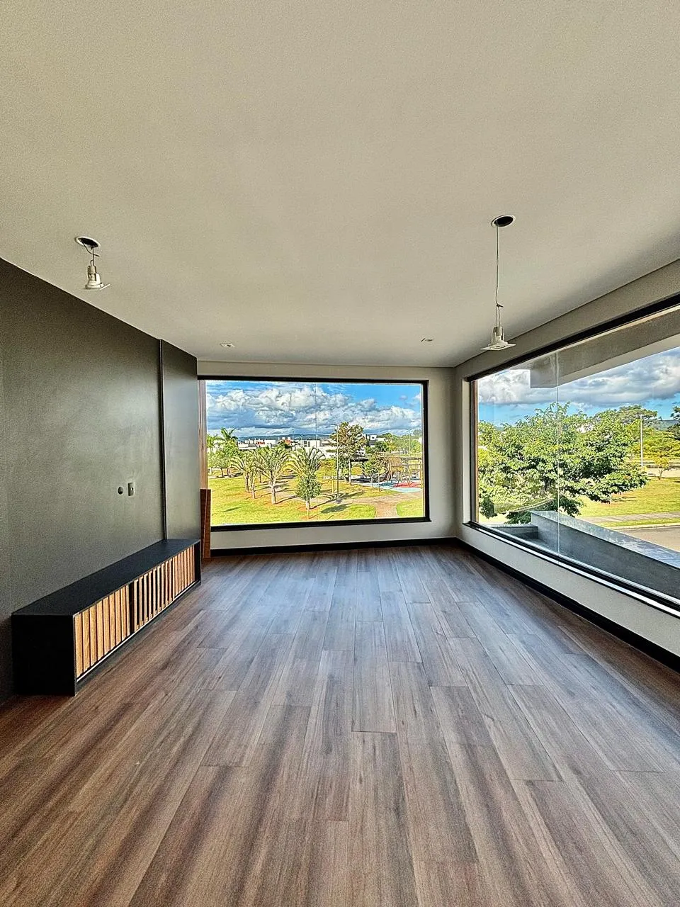 Sobrado à Venda com 4 suítes, móveis planejados e sala de home-theater, 342m² no Condomínio Alphaville Nova Esplanada 4 em Votorantim/SP