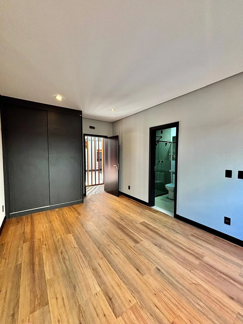 Sobrado à Venda com 4 suítes, móveis planejados e sala de home-theater, 342m² no Condomínio Alphaville Nova Esplanada 4 em Votorantim/SP