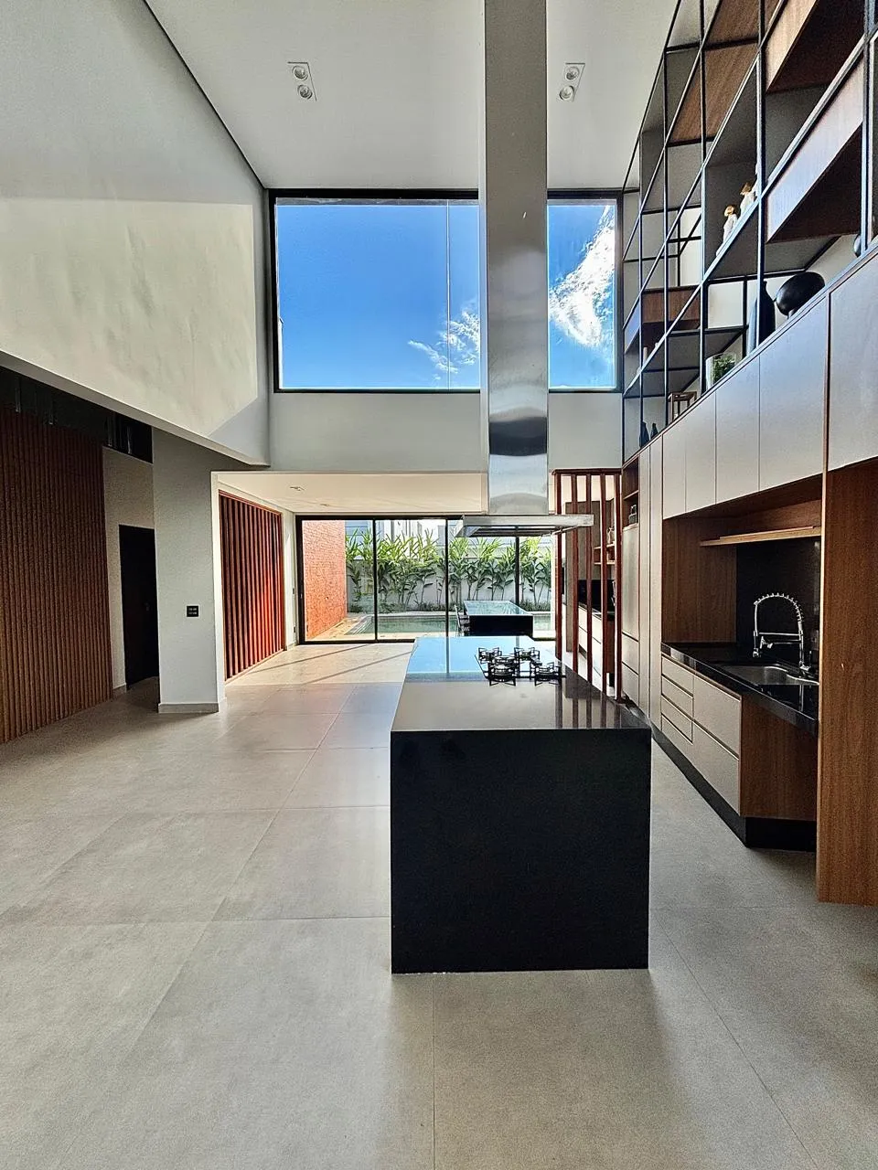Sobrado à Venda com 4 suítes, móveis planejados e sala de home-theater, 342m² no Condomínio Alphaville Nova Esplanada 4 em Votorantim/SP