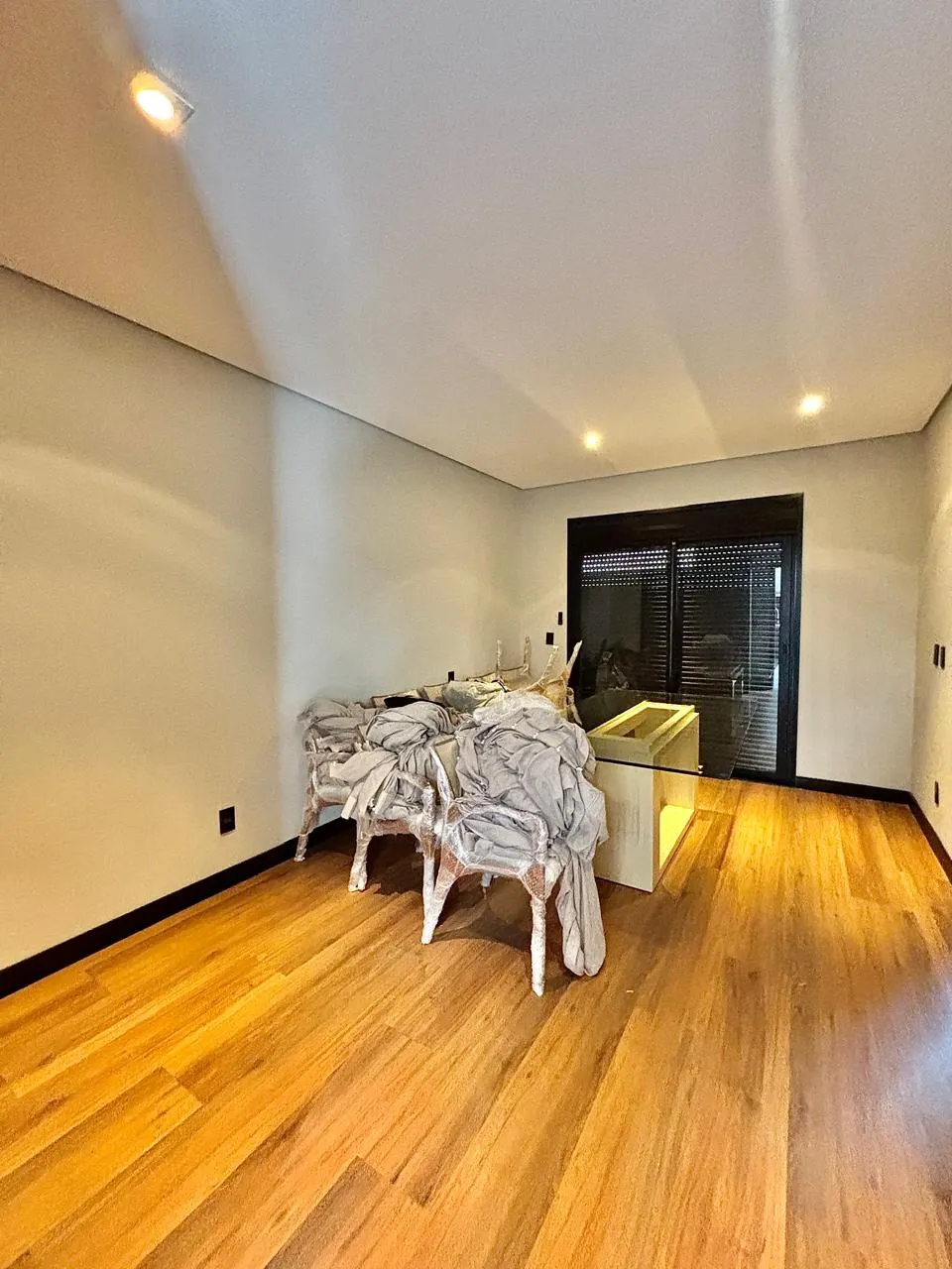 Sobrado à Venda com 4 suítes, móveis planejados e sala de home-theater, 342m² no Condomínio Alphaville Nova Esplanada 4 em Votorantim/SP