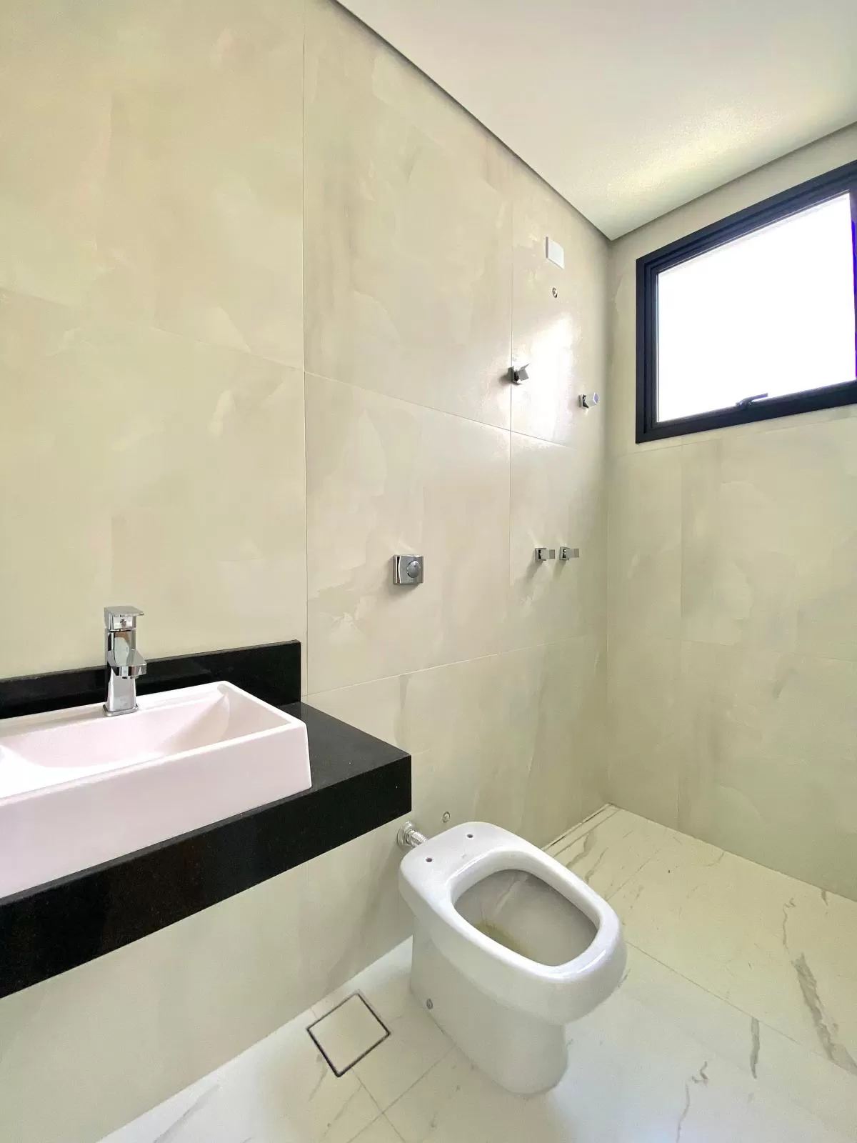 Casa à Venda com 3 suítes, escritório e piscina, 250m² em Votorantim/SP no Condomínio A