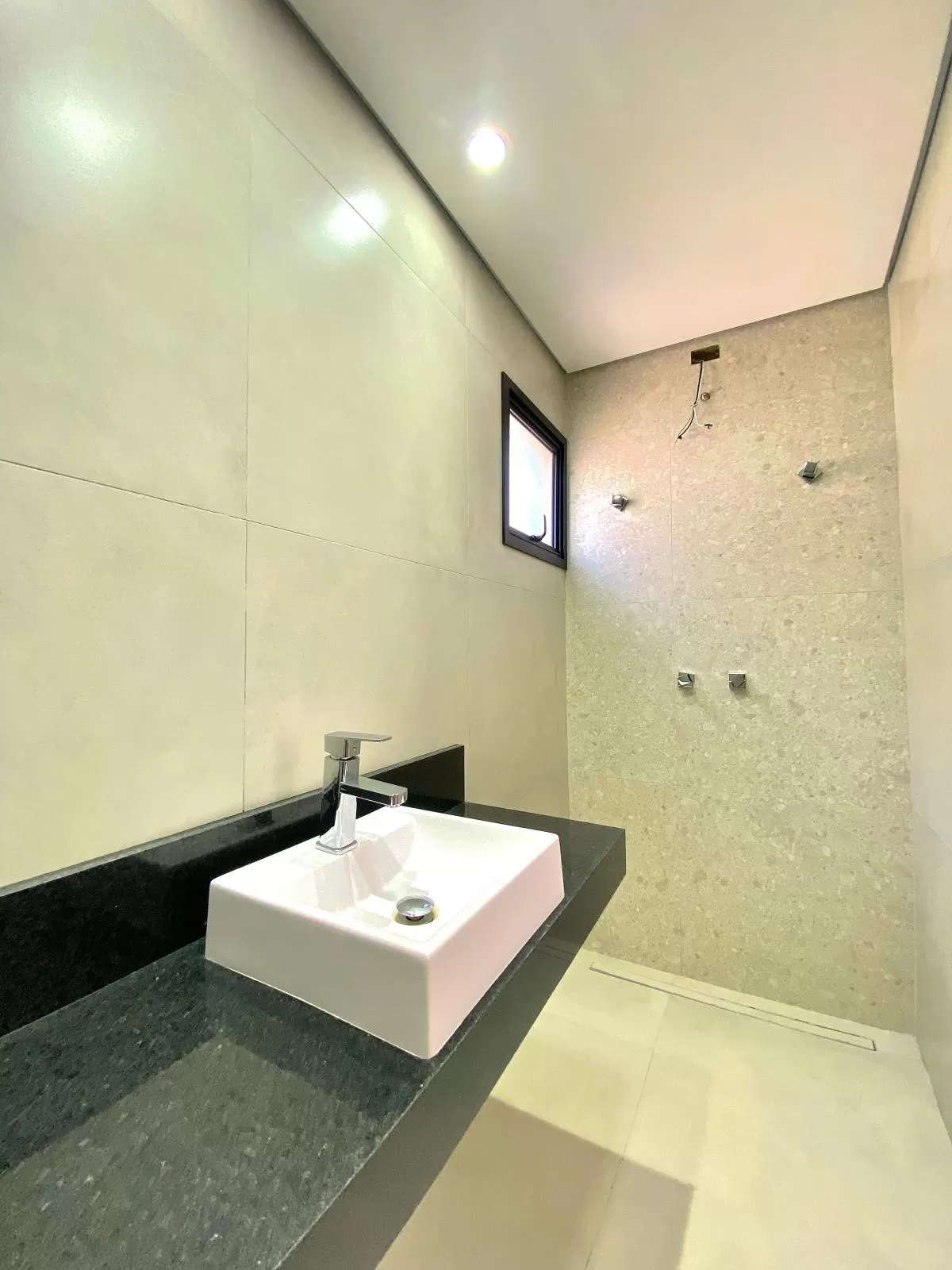 Casa à Venda com 3 suítes, escritório e piscina, 250m² em Votorantim/SP no Condomínio A
