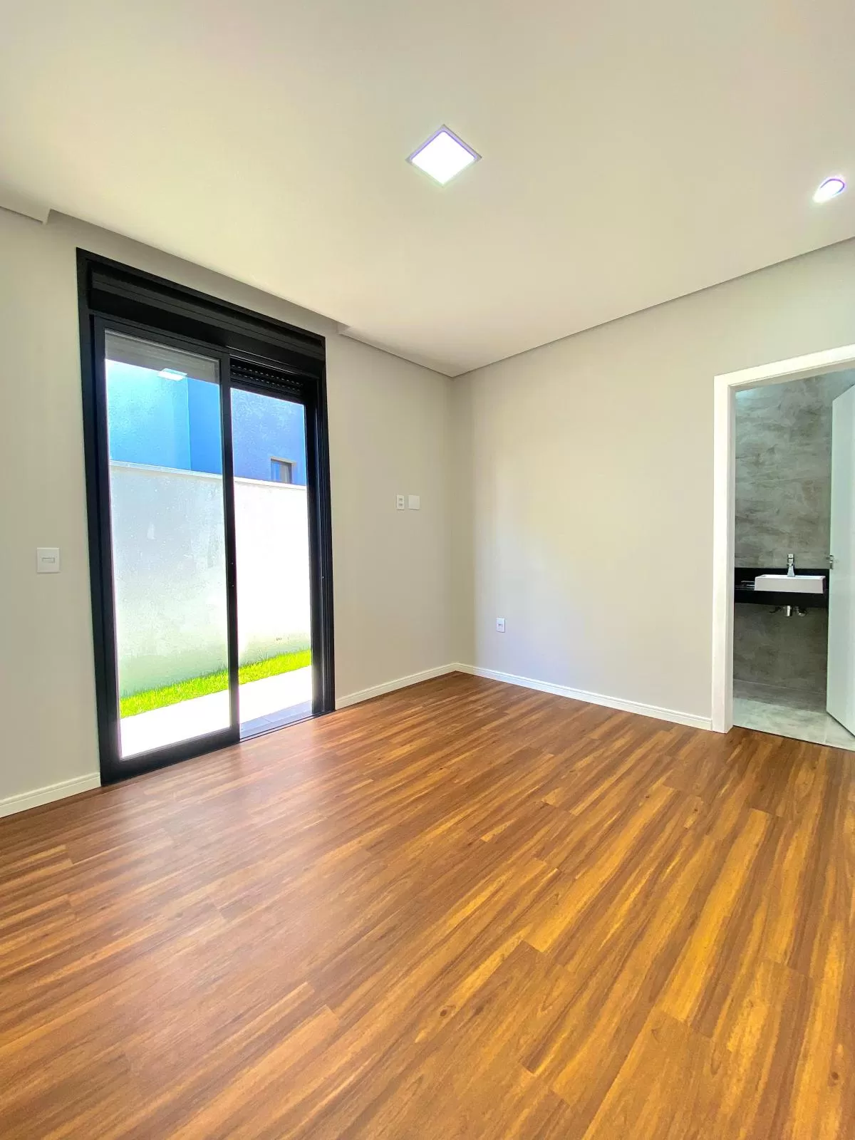 Casa à Venda com 3 suítes, escritório e piscina, 250m² em Votorantim/SP no Condomínio A