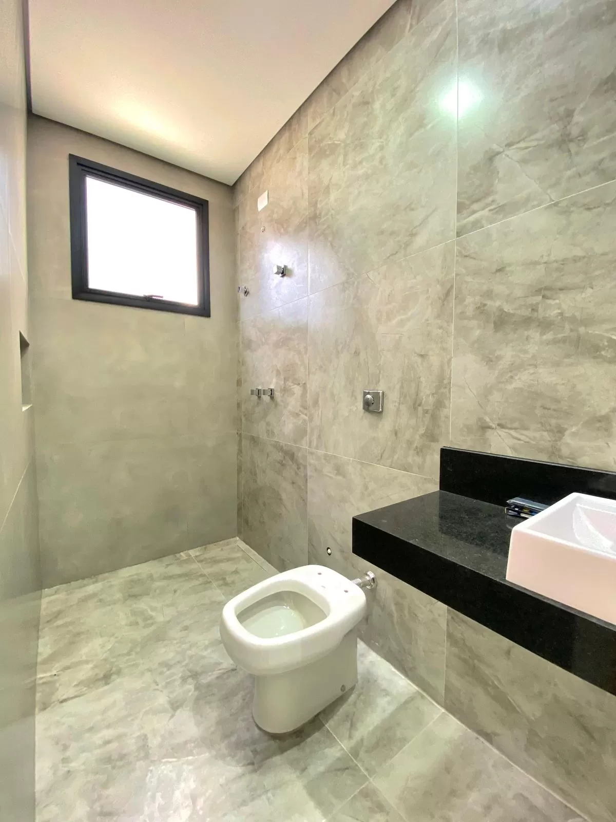 Casa à Venda com 3 suítes, escritório e piscina, 250m² em Votorantim/SP no Condomínio A