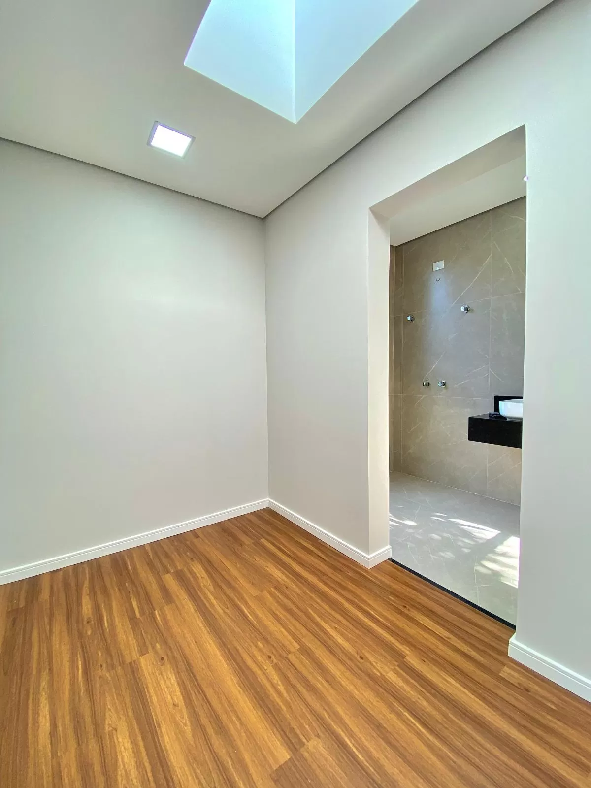 Casa à Venda com 3 suítes, escritório e piscina, 250m² em Votorantim/SP no Condomínio A