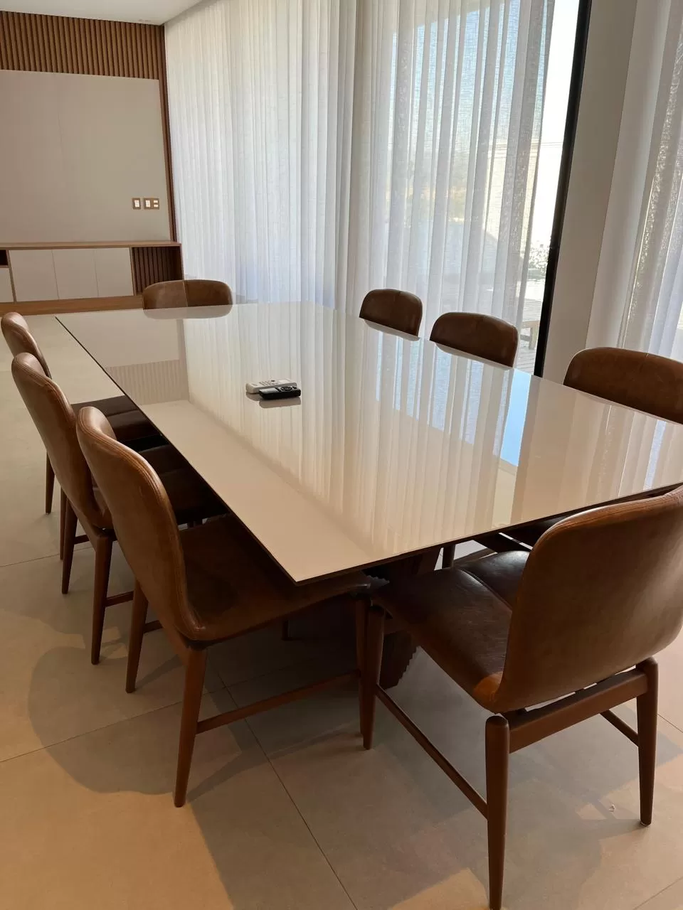 Casa Mobiliada à Venda e Locação com 3 suítes e piscina de borda infinita, 350m² no Condomínio Alphaville Nova Esplanada 4 em Votorantim/SP