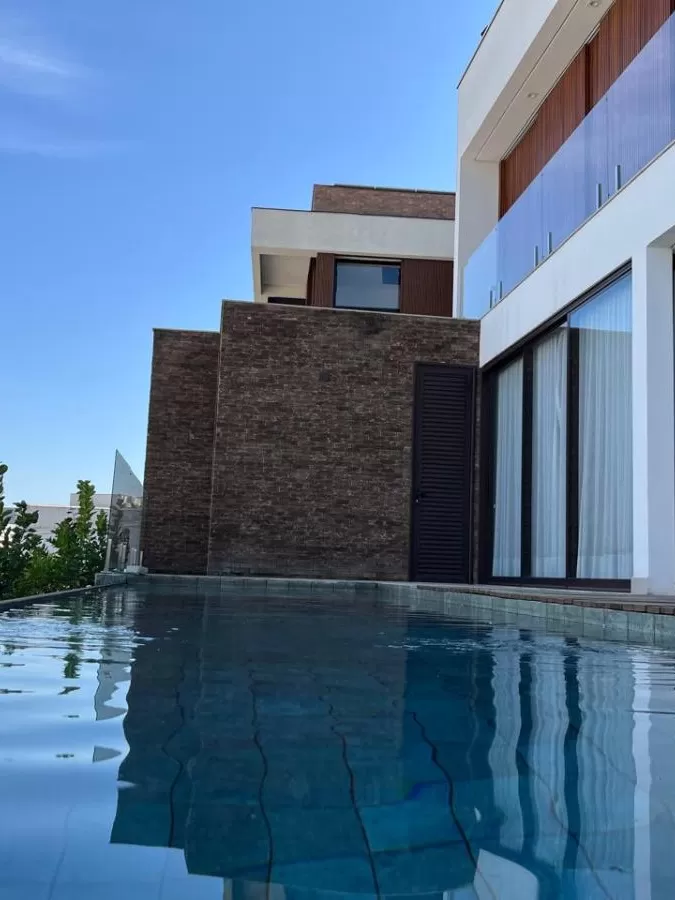 Casa Mobiliada à Venda e Locação com 3 suítes e piscina de borda infinita, 350m² no Condomínio Alphaville Nova Esplanada 4 em Votorantim/SP