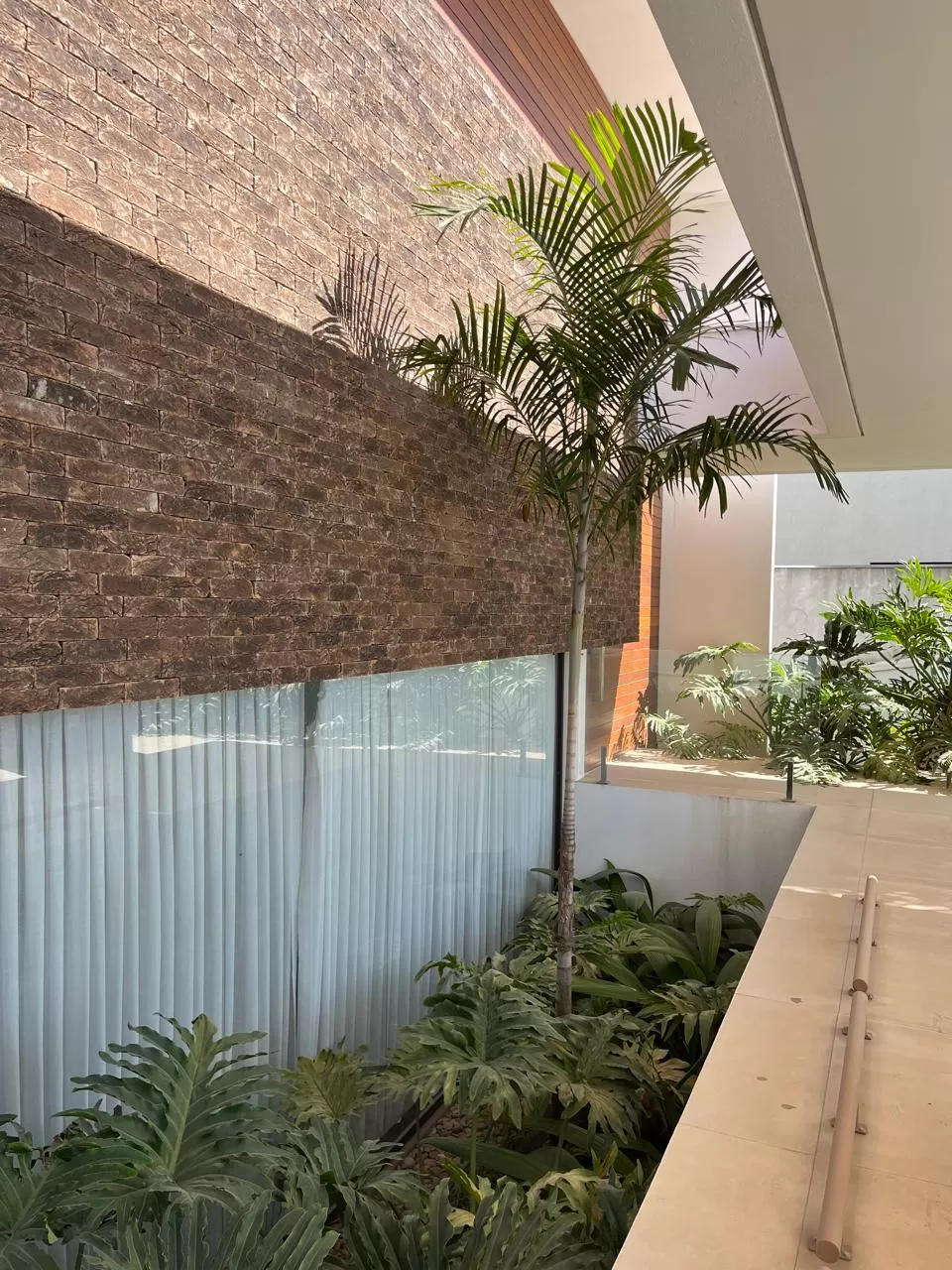 Casa Mobiliada à Venda e Locação com 3 suítes e piscina de borda infinita, 350m² no Condomínio Alphaville Nova Esplanada 4 em Votorantim/SP