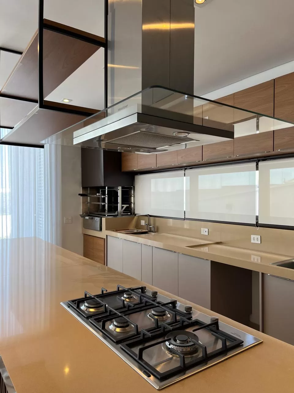 Casa Mobiliada à Venda e Locação com 3 suítes e piscina de borda infinita, 350m² no Condomínio Alphaville Nova Esplanada 4 em Votorantim/SP