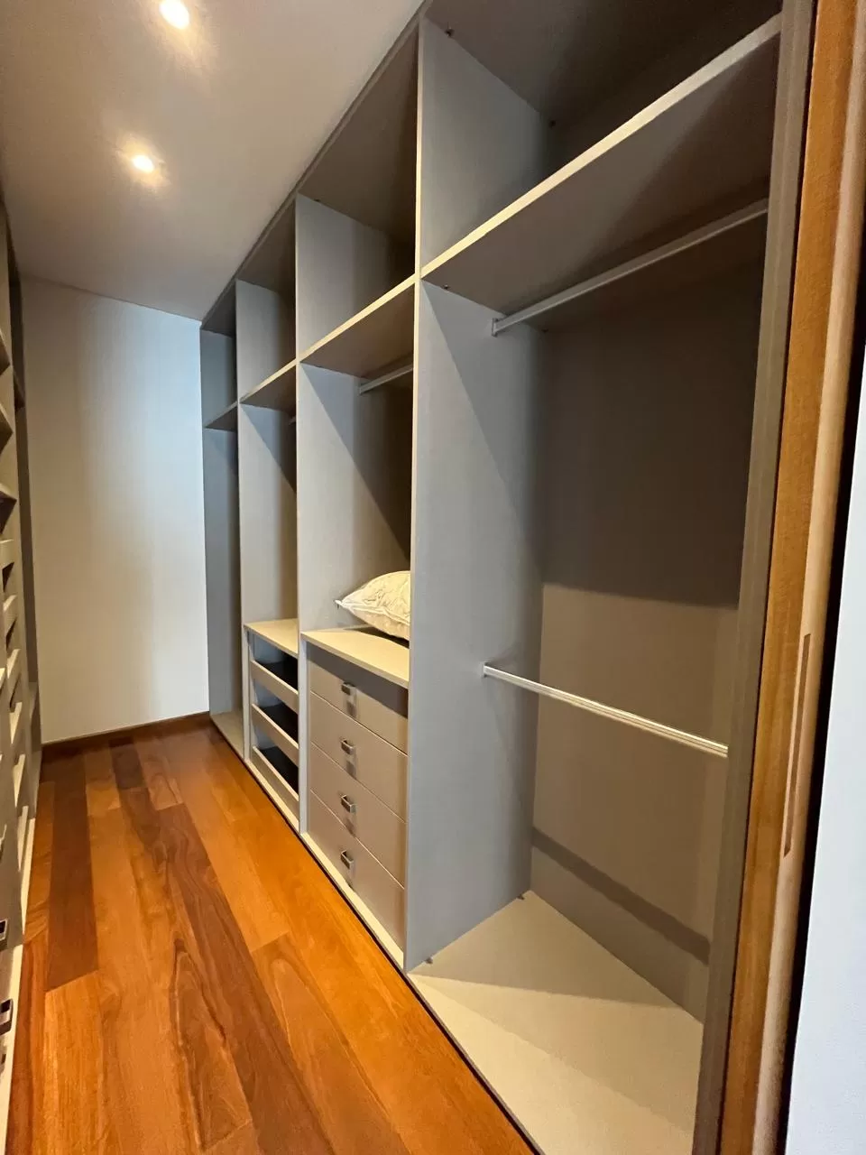 Casa Mobiliada à Venda e Locação com 3 suítes e piscina de borda infinita, 350m² no Condomínio Alphaville Nova Esplanada 4 em Votorantim/SP