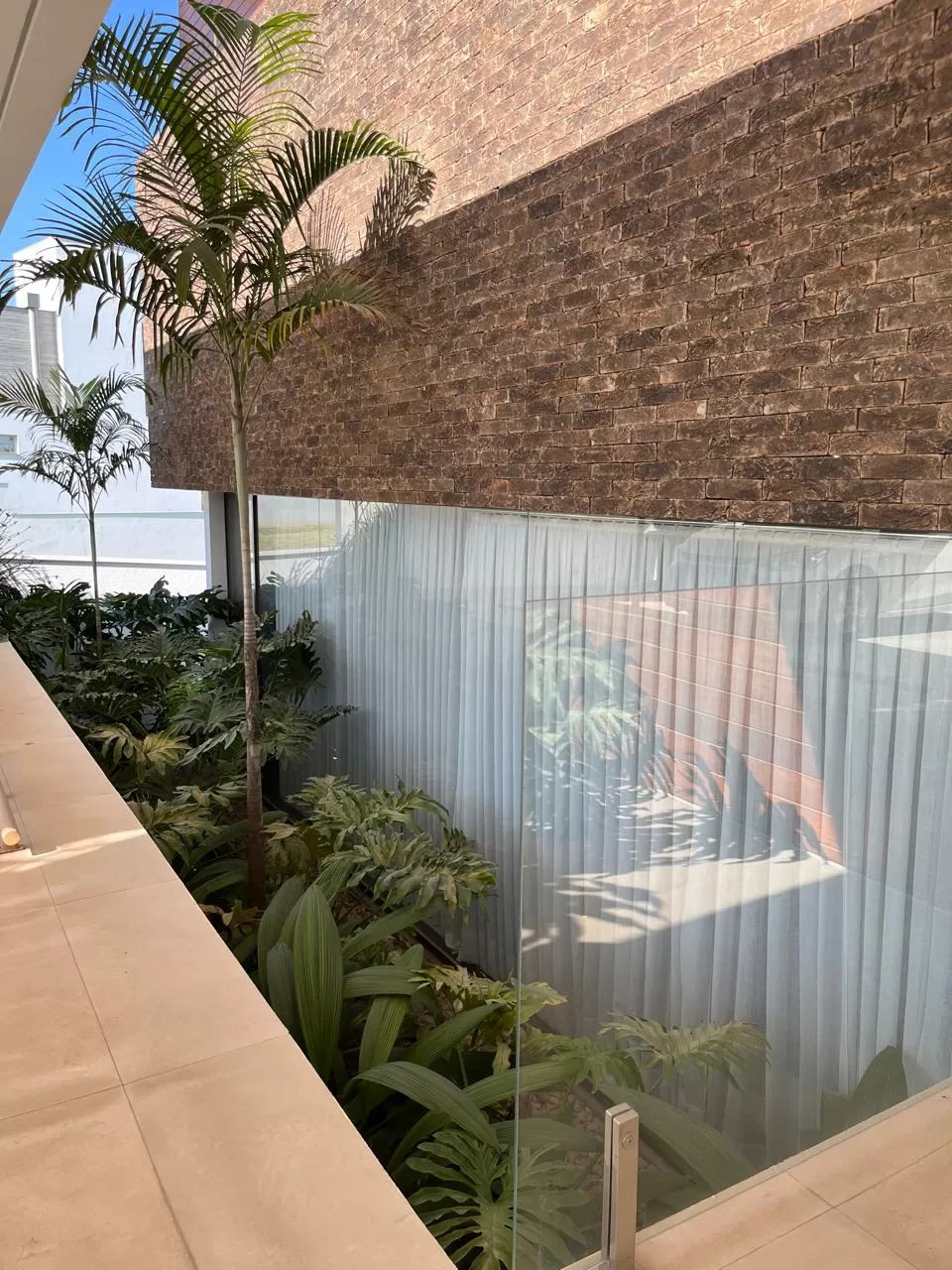 Casa Mobiliada à Venda e Locação com 3 suítes e piscina de borda infinita, 350m² no Condomínio Alphaville Nova Esplanada 4 em Votorantim/SP