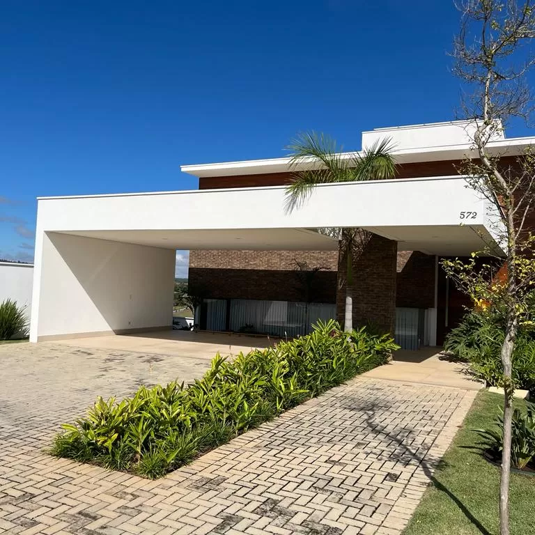 Casa Mobiliada à Venda e Locação com 3 suítes e piscina de borda infinita, 350m² no Condomínio Alphaville Nova Esplanada 4 em Votorantim/SP