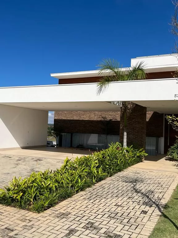 Casa Mobiliada à Venda e Locação com 3 suítes e piscina de borda infinita, 350m² no Condomínio Alphaville Nova Esplanada 4 em Votorantim/SP