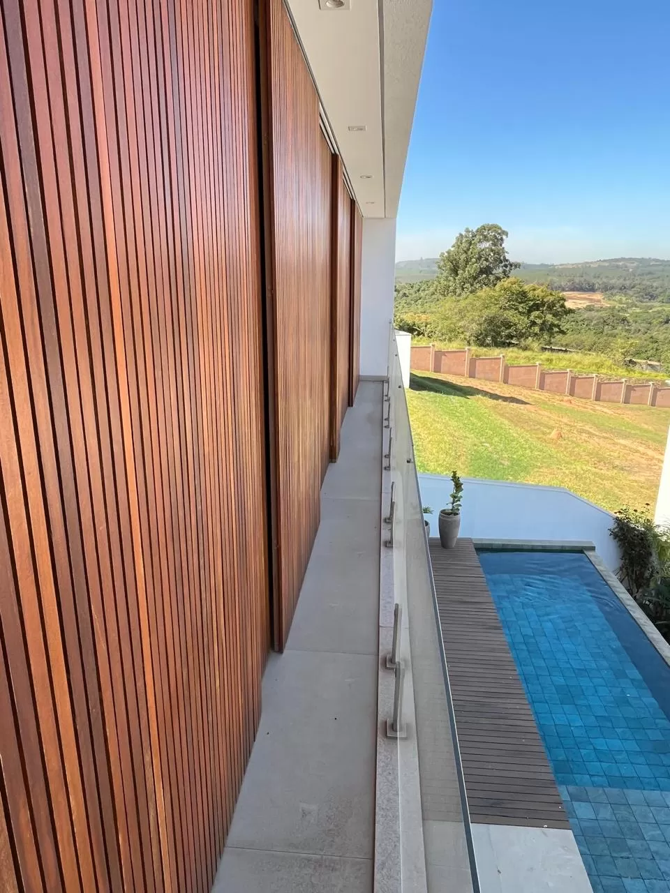 Casa Mobiliada à Venda e Locação com 3 suítes e piscina de borda infinita, 350m² no Condomínio Alphaville Nova Esplanada 4 em Votorantim/SP