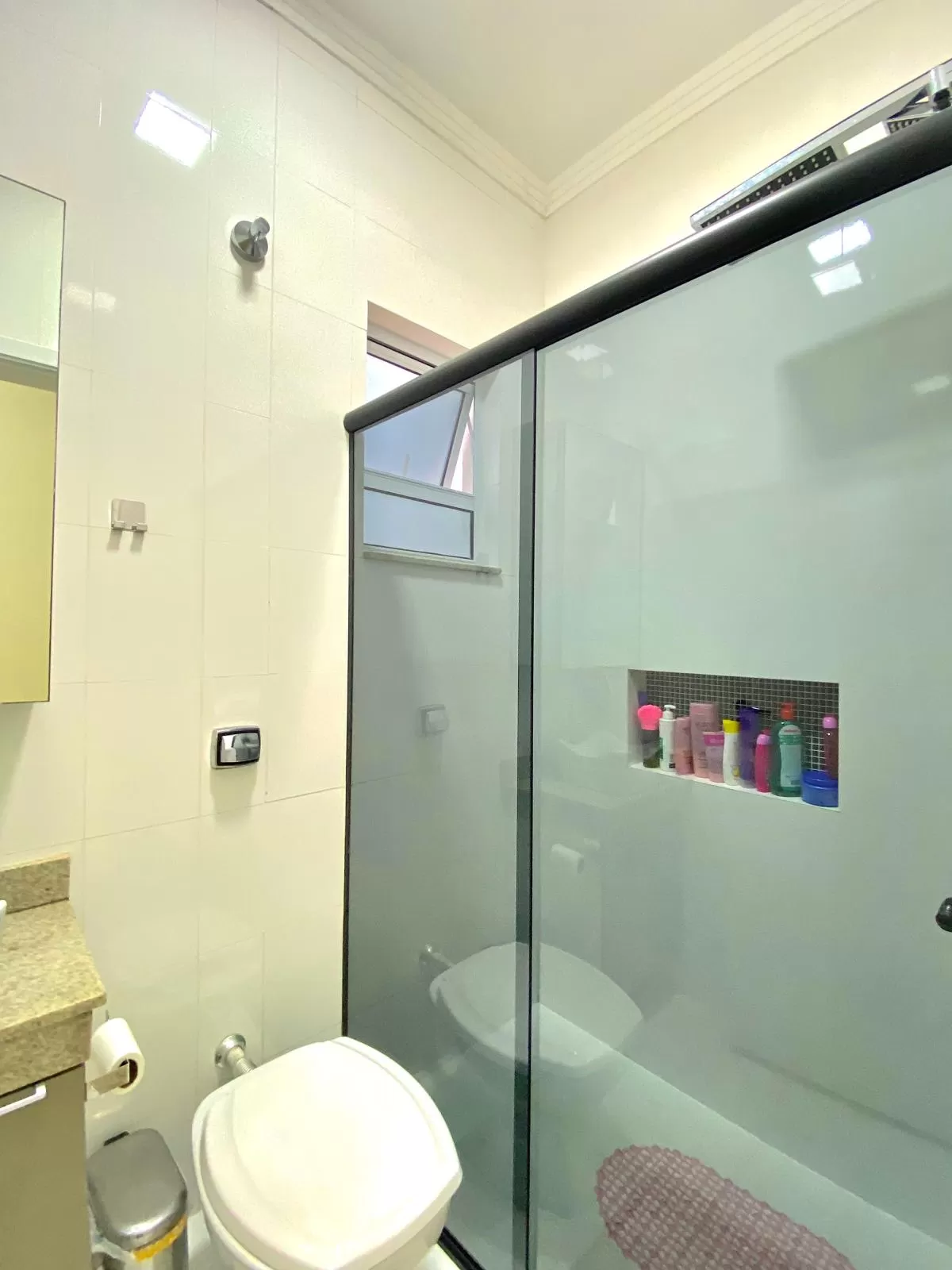 Casa à Venda com 2 dormitórios, móveis planejados e churrasqueira, 100m² no Condomínio Vale Azul em Votorantim/SP