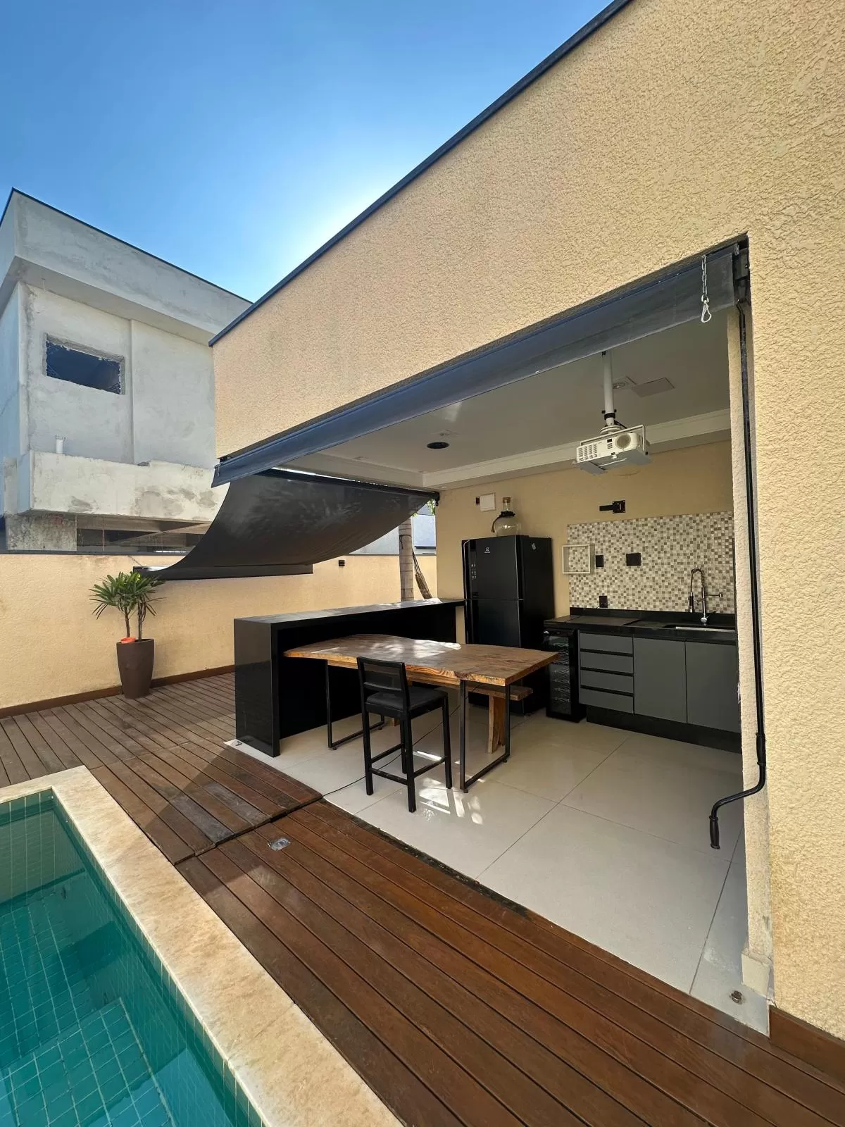 Casa Térrea de Esquina para Locação com 3 suítes e piscina em Votorantim/SP no Condomínio Alphaville Nova Esplanada