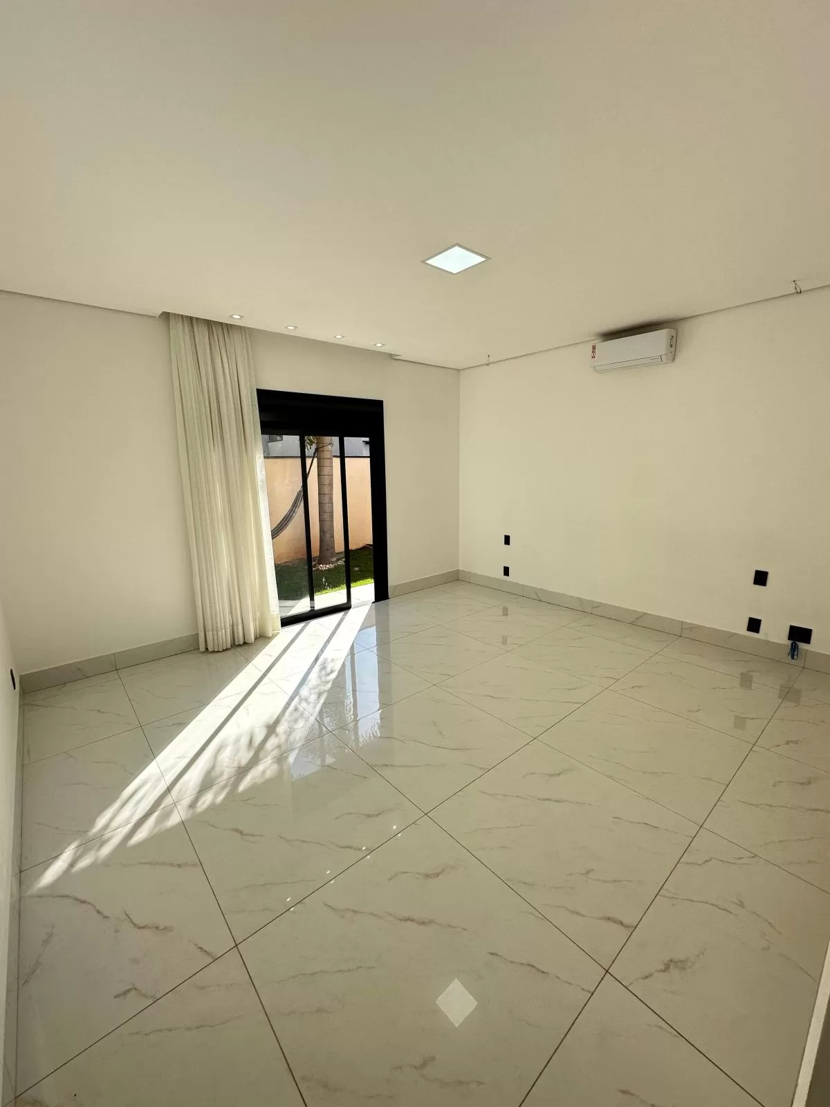 Casa Térrea de Esquina para Locação com 3 suítes e piscina em Votorantim/SP no Condomínio Alphaville Nova Esplanada
